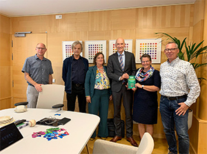 Ernst Kuipers Minister van Volksgezondheid, Welzijn en Sport over op foto met Menno Oosterhoff Kit Vanmechelen Laat me gaan